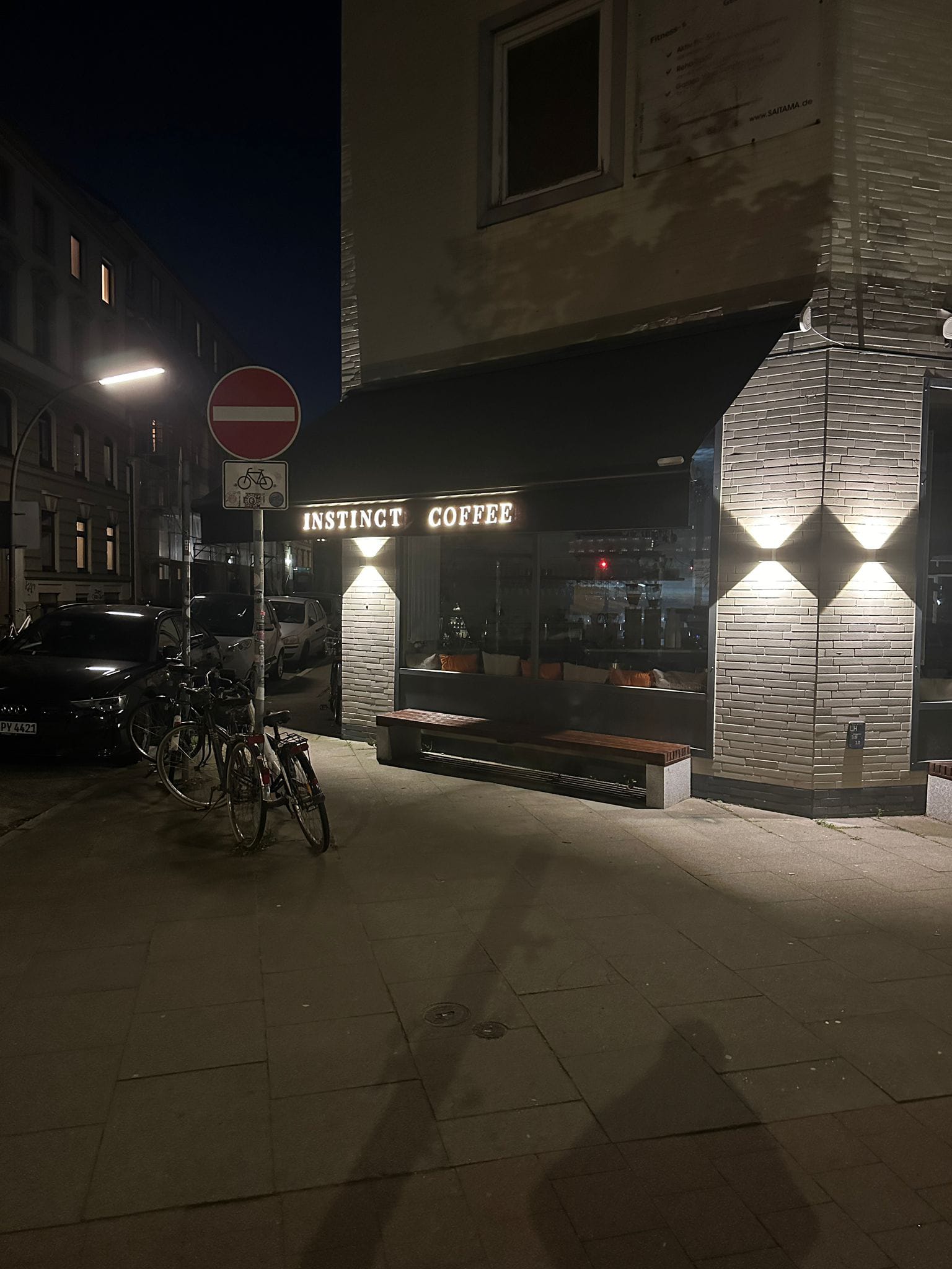 Vollkassettenmarkisen an einem Café in Hamburg