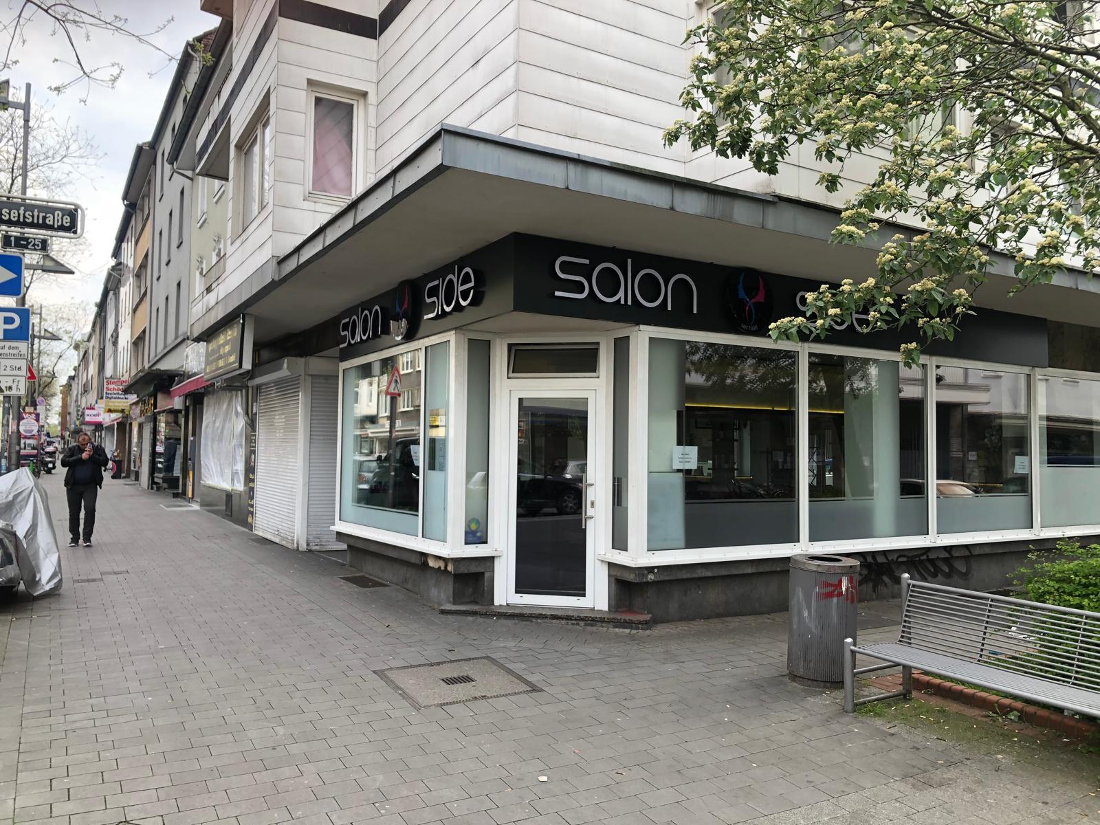 Salon Side, Düsseldorf Kölner Straße: Unbeleuchtet – Eckansicht bei ausgeschalteter LED-Beleuchtung.